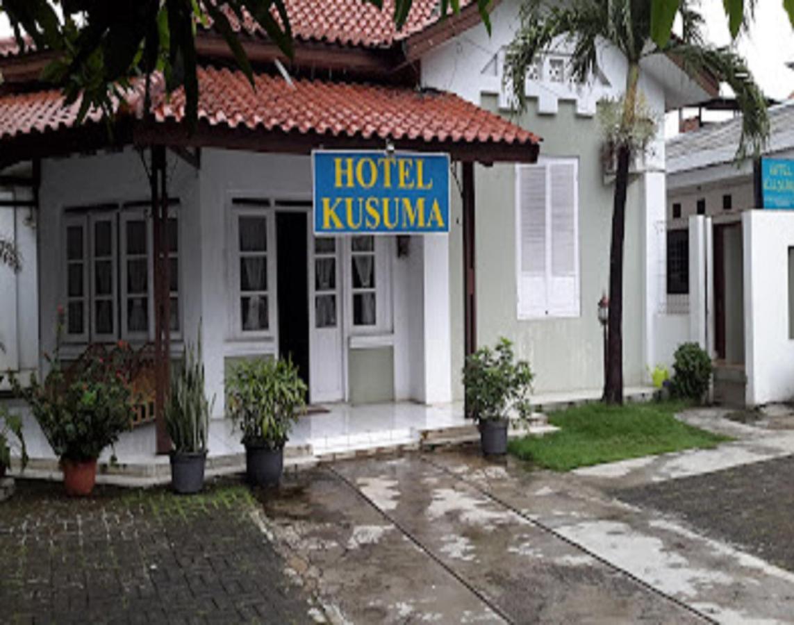 Oyo 90865 Hotel Kusuma Purwakarta 카라왕 외부 사진