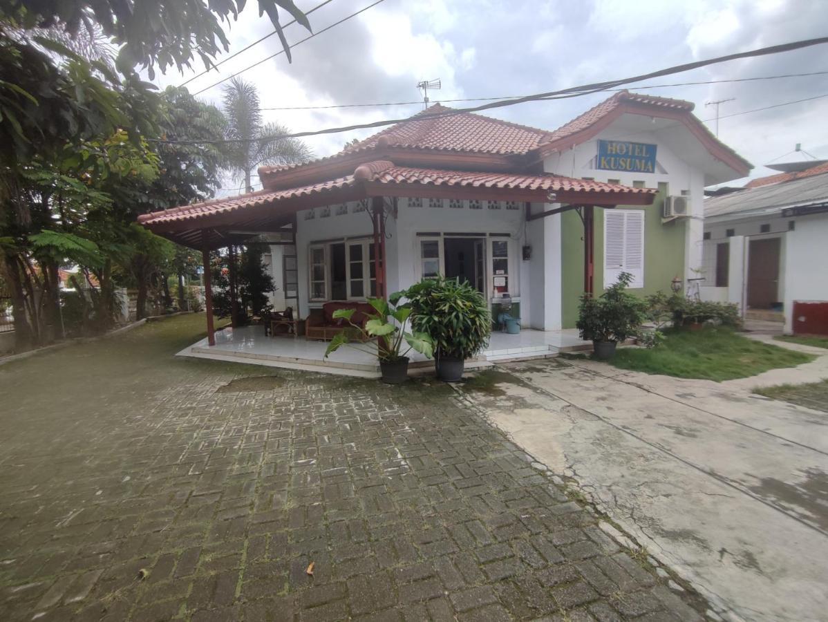 Oyo 90865 Hotel Kusuma Purwakarta 카라왕 외부 사진