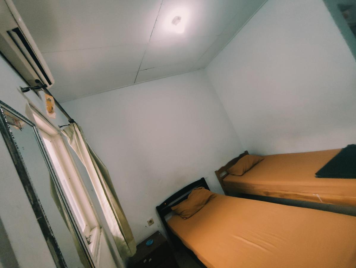 Oyo 90865 Hotel Kusuma Purwakarta 카라왕 외부 사진