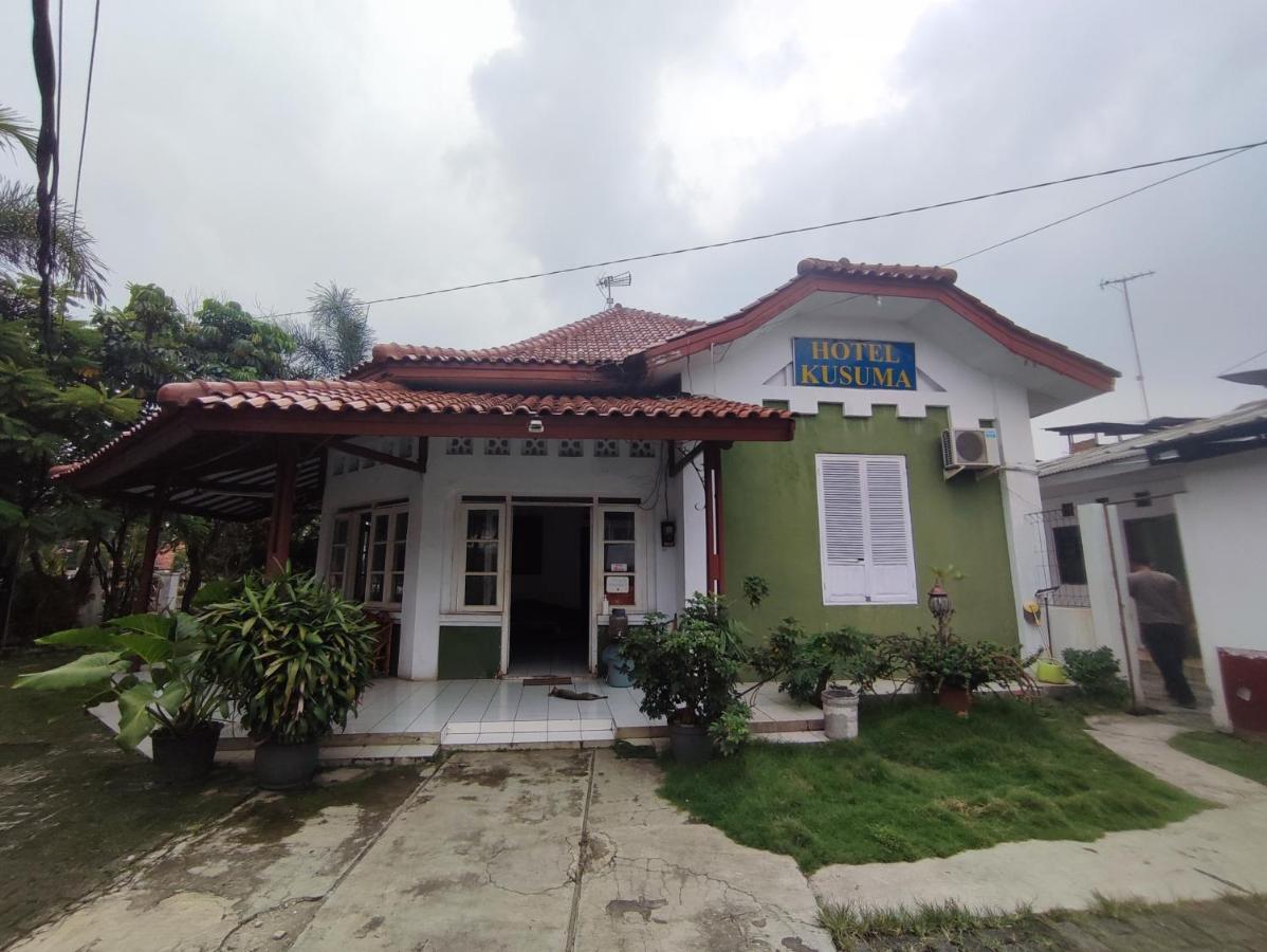 Oyo 90865 Hotel Kusuma Purwakarta 카라왕 외부 사진