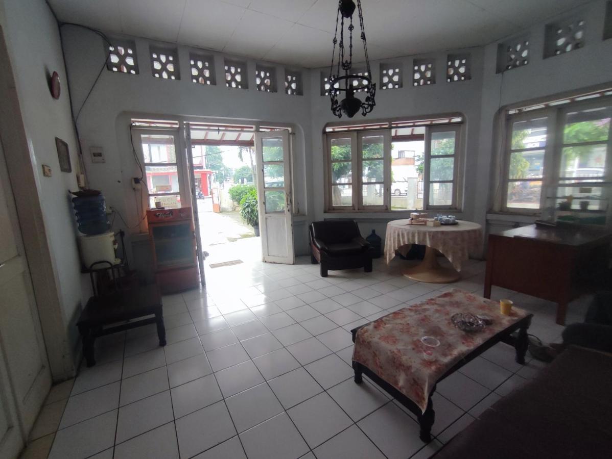 Oyo 90865 Hotel Kusuma Purwakarta 카라왕 외부 사진