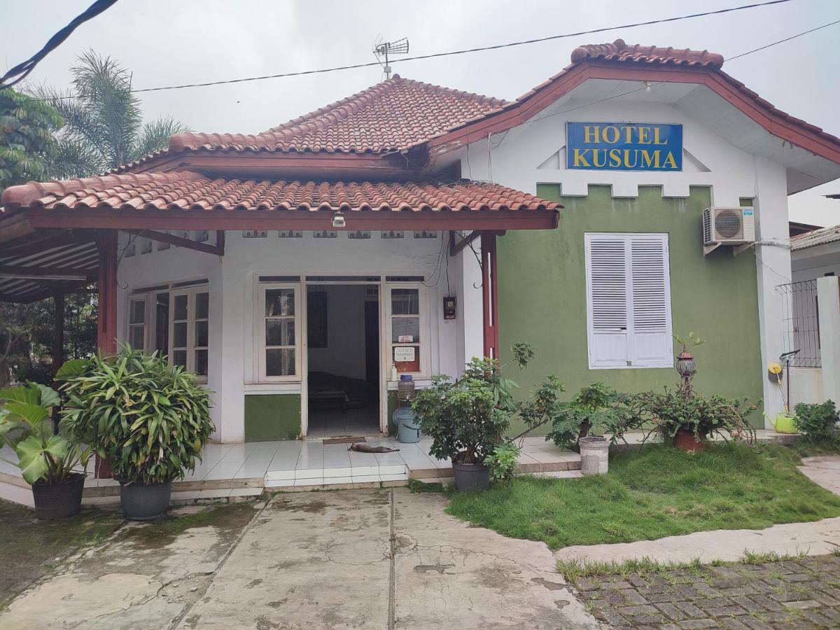 Oyo 90865 Hotel Kusuma Purwakarta 카라왕 외부 사진