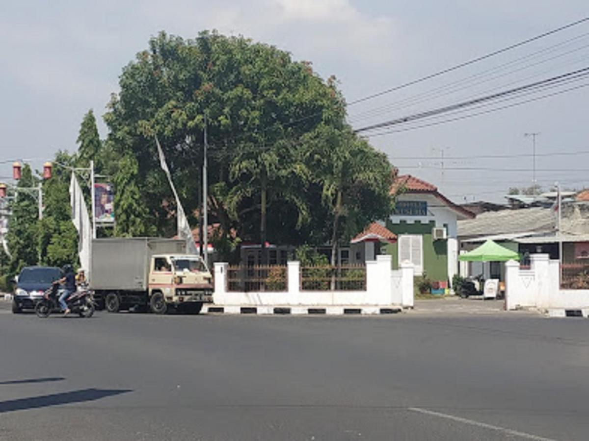 Oyo 90865 Hotel Kusuma Purwakarta 카라왕 외부 사진
