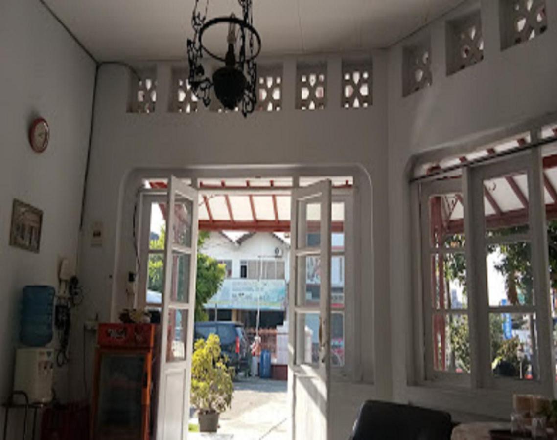 Oyo 90865 Hotel Kusuma Purwakarta 카라왕 외부 사진