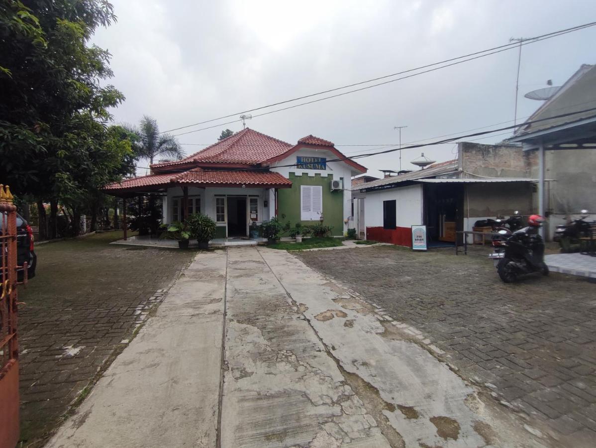 Oyo 90865 Hotel Kusuma Purwakarta 카라왕 외부 사진