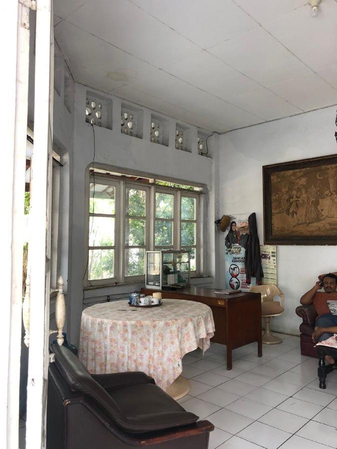 Oyo 90865 Hotel Kusuma Purwakarta 카라왕 외부 사진