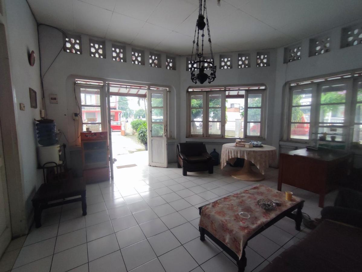 Oyo 90865 Hotel Kusuma Purwakarta 카라왕 외부 사진