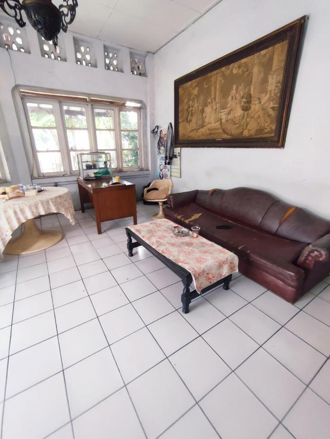 Oyo 90865 Hotel Kusuma Purwakarta 카라왕 외부 사진