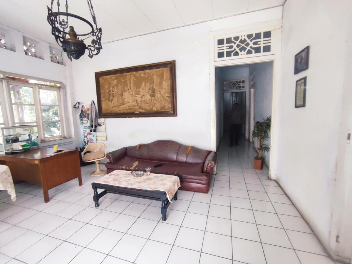 Oyo 90865 Hotel Kusuma Purwakarta 카라왕 외부 사진
