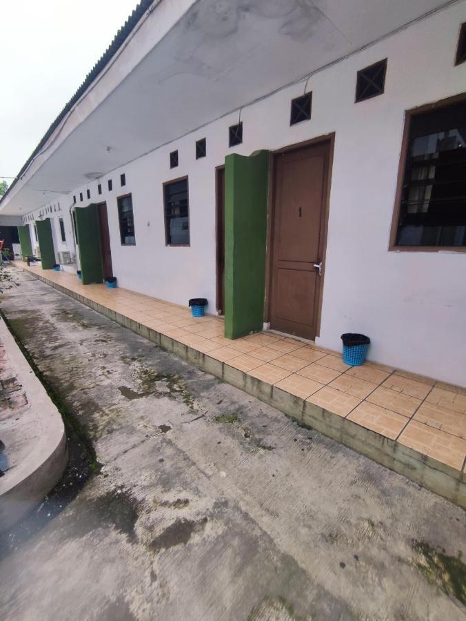 Oyo 90865 Hotel Kusuma Purwakarta 카라왕 외부 사진